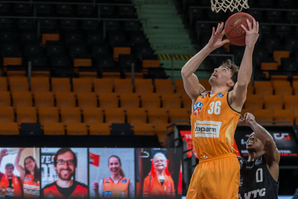 而青岛队则 而青岛队则